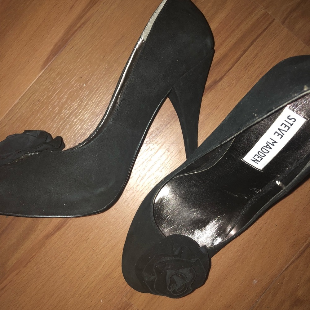 Black heels with flower on front